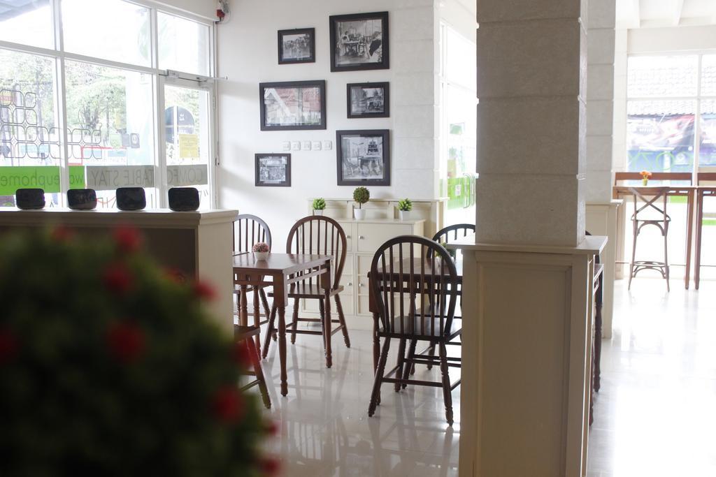 Wakeup Homestay Джокьякарта Экстерьер фото